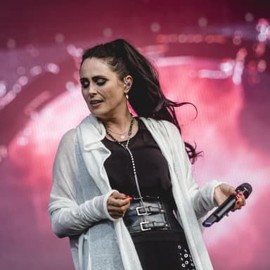 Sharon Den Adel