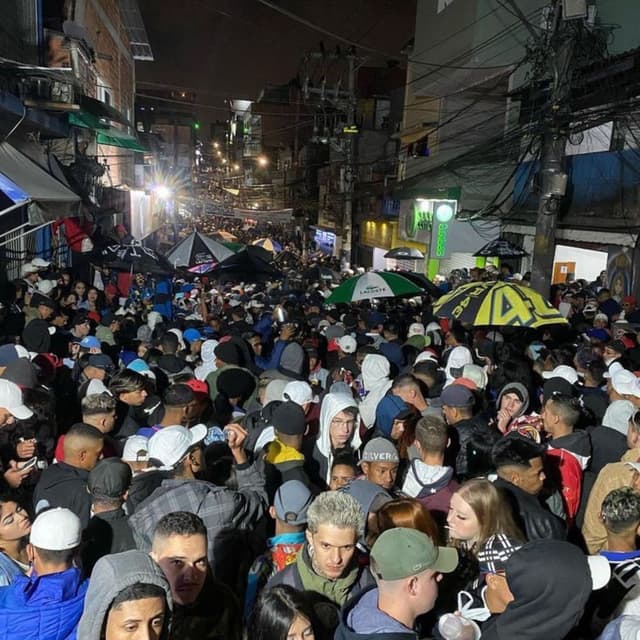 BAILE DE FAVELA É MELHOR QUE PARIS