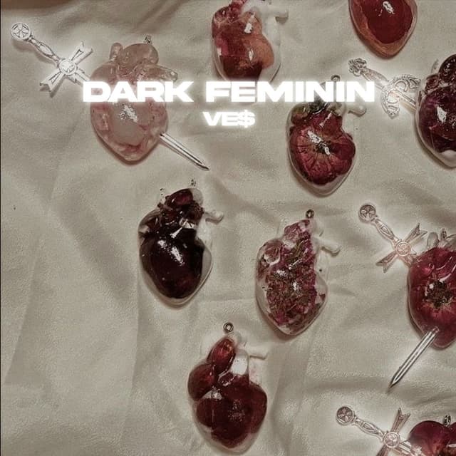 Dark feminin