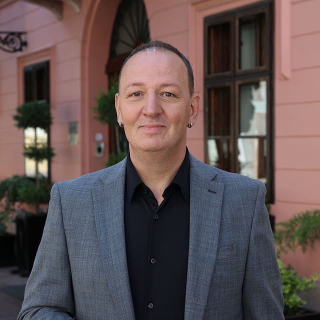 Ne odlazi prijatelju