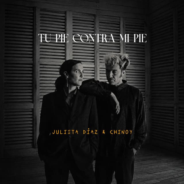 Tu pie contra mi pie