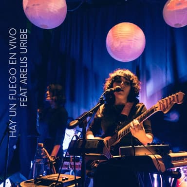 Hay un fuego en vivo (feat. Arelis Uribe) (En vivo)